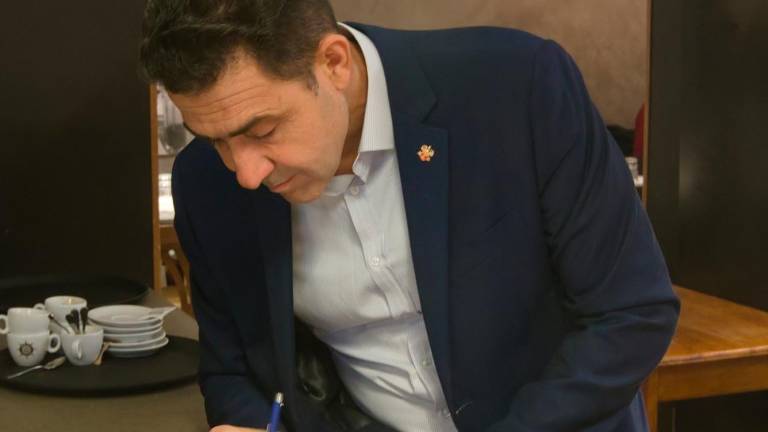 Il generale Roberto Vannacci a Ravenna per presentare “Il mondo al contrario”. In tanti gli hanno chiesto di firmare una copia (foto Massimo Fiorentini) Il generale Roberto Vannacci a Ravenna per presentare “Il mondo al contrario”. In tanti gli hanno chiesto di firmare una copia (foto Massimo Fiorentini)