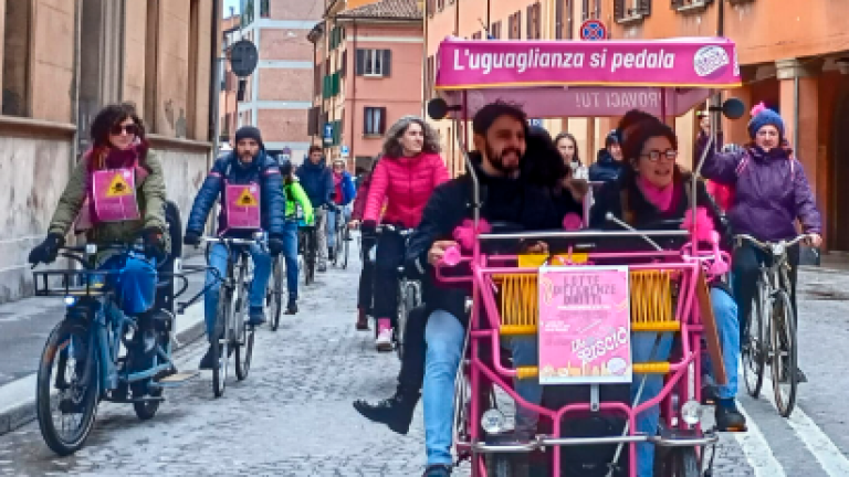 Da Rimini a Bologna su un risciò rosa: 135 km a tappe in Romagna contro la discriminazione di genere Da Rimini a Bologna su un risciò rosa: 135 km a tappe in Romagna contro la discriminazione di genere