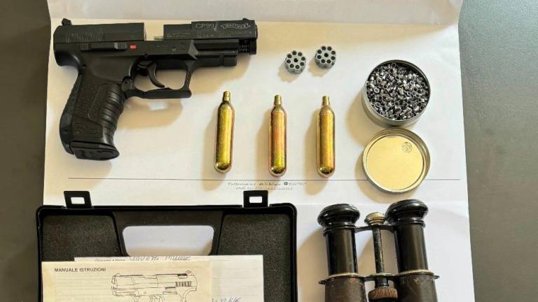 Bologna, colpiva le passanti con proiettili e piombini sparando sulla via: denunciato Bologna, colpiva le passanti con proiettili e piombini sparando sulla via: denunciato