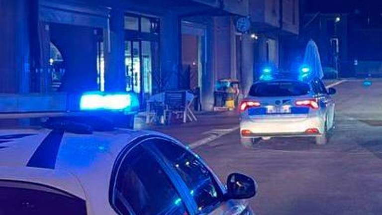 Savignano, vede gli agenti e scappa contromano per le vie del centro: maxi-multa e denuncia per un 22enne Savignano, vede gli agenti e scappa contromano per le vie del centro: maxi-multa e denuncia per un 22enne