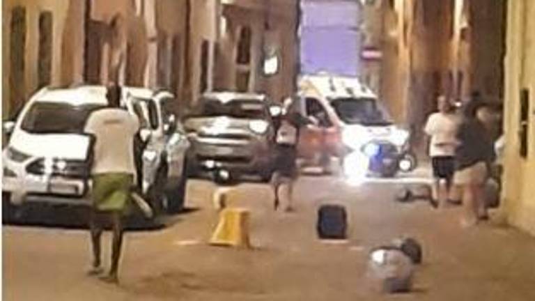 Notte di follia a Bagnacavallo, lanciano oggetti ai passanti e poi aggrediscono e feriscono agenti della Polizia locale: due arresti e una denuncia Notte di follia a Bagnacavallo, lanciano oggetti ai passanti e poi aggrediscono e feriscono agenti della Polizia locale: due arresti e una denuncia