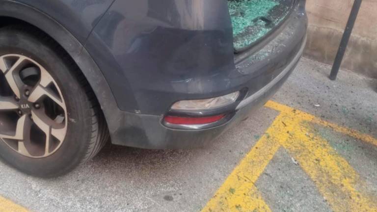 Il lunotto è stato infranto da un masso Il lunotto è stato infranto da un masso