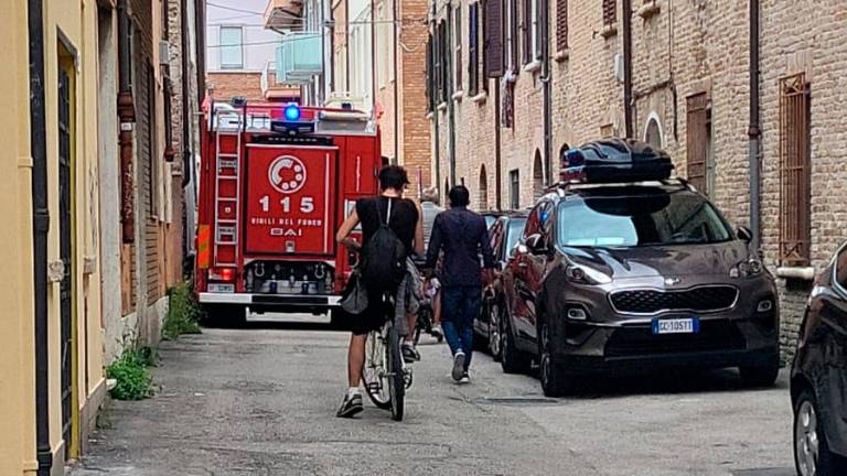 Rimini, incendio al deposito di monopattini: Vigili del Fuoco in azione in pieno centro - Gallery Rimini, incendio al deposito di monopattini: Vigili del Fuoco in azione in pieno centro - Gallery