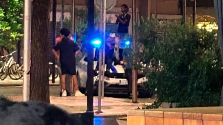 Il ragazzo sul cofano dell’auto di servizio Il ragazzo sul cofano dell’auto di servizio