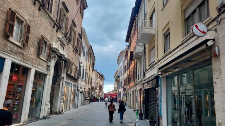 Rimini, incendio al deposito di monopattini: Vigili del Fuoco in azione in pieno centro - Gallery Rimini, incendio al deposito di monopattini: Vigili del Fuoco in azione in pieno centro - Gallery