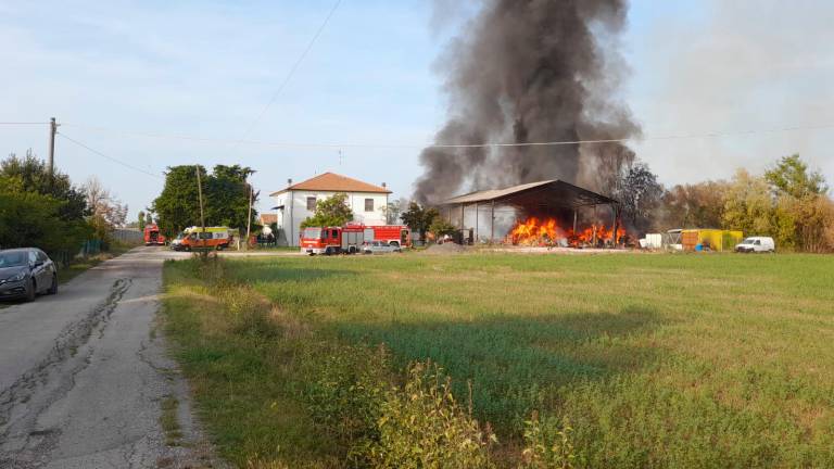 Ravenna. Cumulo di stracci va a fuoco, incendio devasta un capannone Ravenna. Cumulo di stracci va a fuoco, incendio devasta un capannone