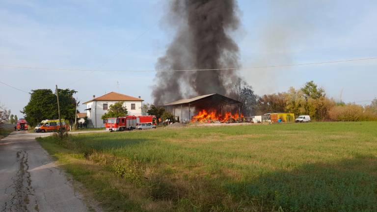 Ravenna. Cumulo di stracci va a fuoco, incendio devasta un capannone Ravenna. Cumulo di stracci va a fuoco, incendio devasta un capannone
