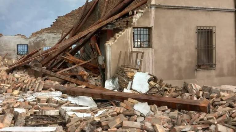 Alfonsine, tromba d'aria su casa e chiosco di piadine, poi gli sciacalli in azione. Gli amici: Uniamoci per aiutare Andrea Alfonsine, tromba d'aria su casa e chiosco di piadine, poi gli sciacalli in azione. Gli amici: Uniamoci per aiutare Andrea