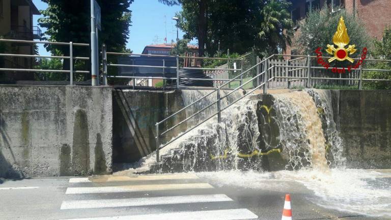 Imola, si rompe conduttura dell'acqua durante dei lavori - IL VIDEO Imola, si rompe conduttura dell'acqua durante dei lavori - IL VIDEO