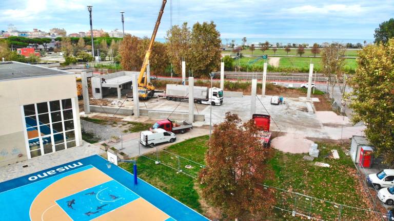 Misano. Ripresi i lavori al nuovo palazzetto: in corso la posa del prefabbricato Misano. Ripresi i lavori al nuovo palazzetto: in corso la posa del prefabbricato