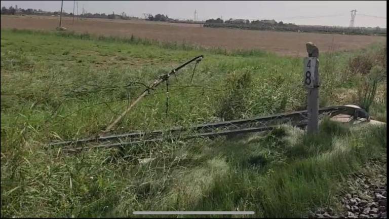 Danni causati dalla tromba d'aria: Rete ferroviaria al lavoro per ripristinare la linea tra Ferrara e Ravenna Danni causati dalla tromba d'aria: Rete ferroviaria al lavoro per ripristinare la linea tra Ferrara e Ravenna