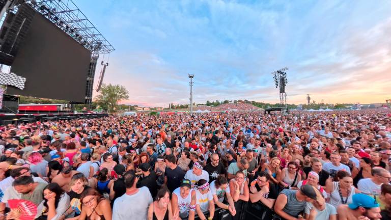 Il concerto evento di Imola. Max Pezzali fa cantare agli 85mila fan una sua hit: «Vi ascolto, un concerto con così tanta gente non mi ricapita più» Il concerto evento di Imola. Max Pezzali fa cantare agli 85mila fan una sua hit: «Vi ascolto, un concerto con così tanta gente non mi ricapita più»