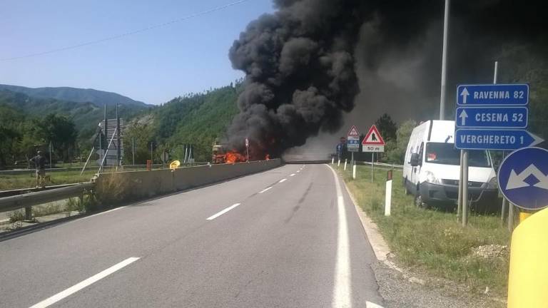 Camion in fiamme sul Verghereto, E45 chiusa per ore, danni all'asfalto Camion in fiamme sul Verghereto, E45 chiusa per ore, danni all'asfalto