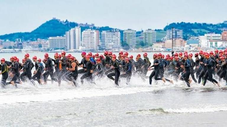 Riccione Challenge, atleta salvato in mare dalla polizia Riccione Challenge, atleta salvato in mare dalla polizia