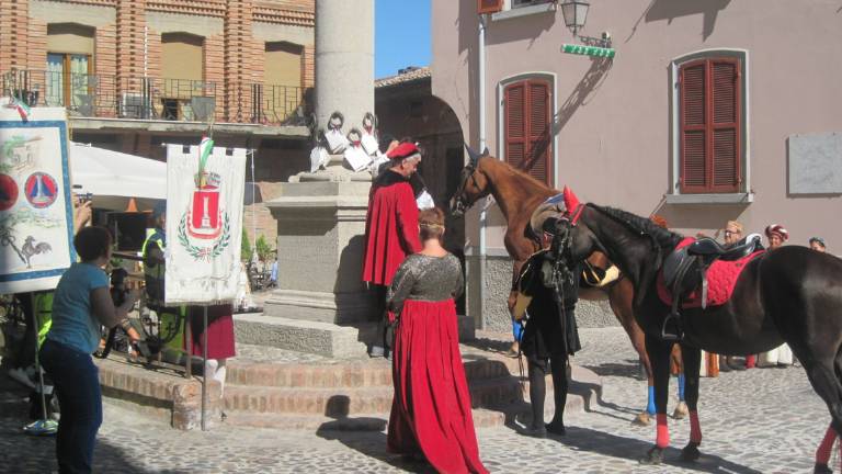 Bertinoro, dopo due anni torna il rito dell'ospitalità. La sindaca invita le famiglie ad aprire le case ai forestieri Bertinoro, dopo due anni torna il rito dell'ospitalità. La sindaca invita le famiglie ad aprire le case ai forestieri