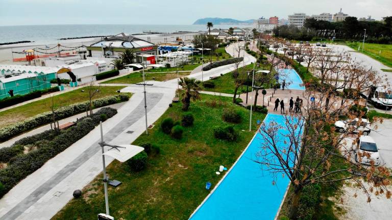Misano, la ciclabile del lungomare si colora d’azzurro con la vernice donata da Formula E Misano, la ciclabile del lungomare si colora d’azzurro con la vernice donata da Formula E