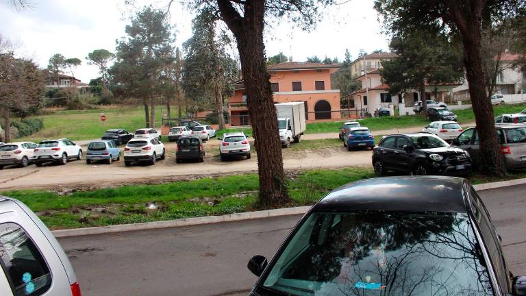 La zona dove saranno creati cento nuovi posti auto La zona dove saranno creati cento nuovi posti auto