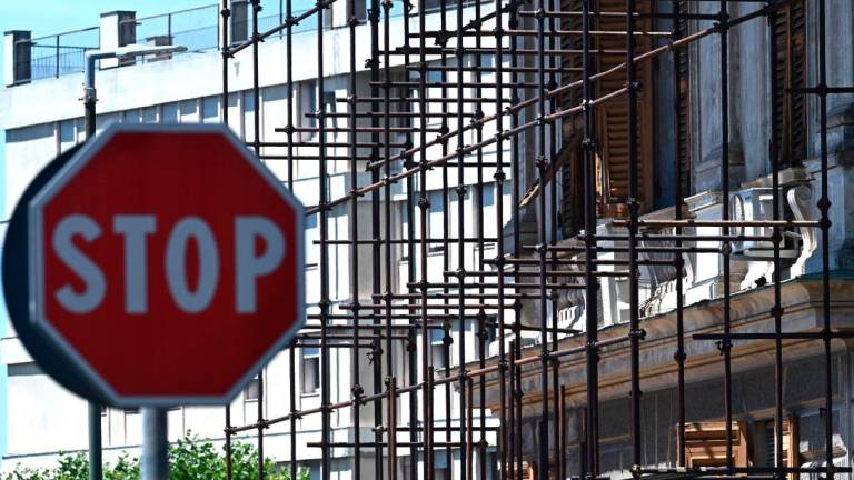 Tanti i cantieri bloccati dopo lo stop dato al governo per i rimborsi ai lavori per il rifacimento delle abitazioni. a destra una delle proteste fatte a livello nazionale nei mesi scorsi Tanti i cantieri bloccati dopo lo stop dato al governo per i rimborsi ai lavori per il rifacimento delle abitazioni. a destra una delle proteste fatte a livello nazionale nei mesi scorsi