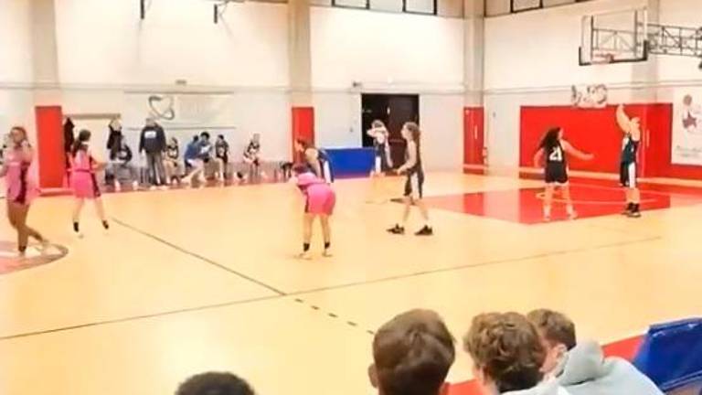 Rimini, insulti razzisti alla partita di basket giovanile, la mamma cesenate rischia il Daspo Rimini, insulti razzisti alla partita di basket giovanile, la mamma cesenate rischia il Daspo