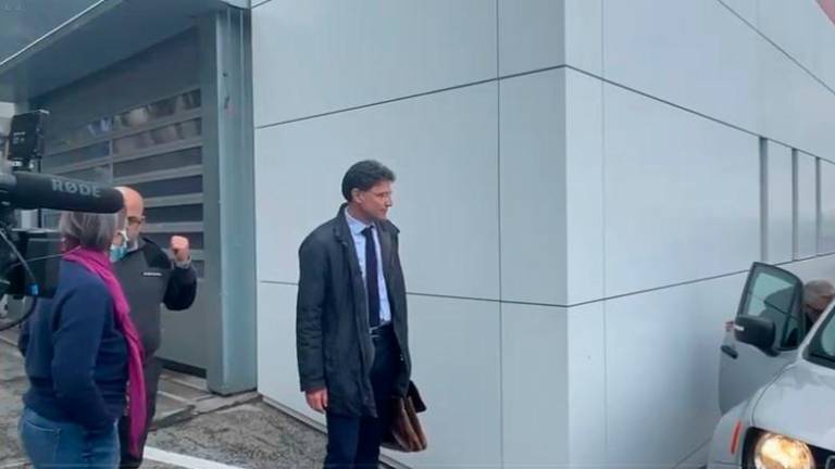 Ravenna, si lancia nel vuoto e uccide la figlia: l’interrogatorio in ospedale a Cesena tra le lacrime VIDEO Ravenna, si lancia nel vuoto e uccide la figlia: l’interrogatorio in ospedale a Cesena tra le lacrime VIDEO