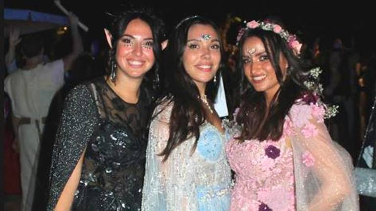 Le tre amiche appassionate di “romantasy” che hanno organizzato l’evento Le tre amiche appassionate di “romantasy” che hanno organizzato l’evento