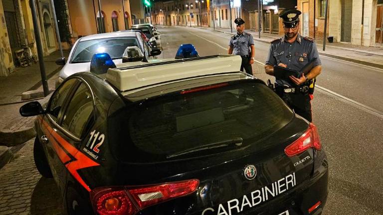 Aggredisce 3 carabinieri sputando, lanciando oggetti, con gomitate e calci Aggredisce 3 carabinieri sputando, lanciando oggetti, con gomitate e calci