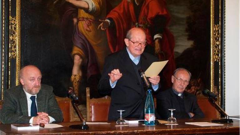 Al centro Giovanni Maroni durante un incontro di alcuni anni fa Al centro Giovanni Maroni durante un incontro di alcuni anni fa