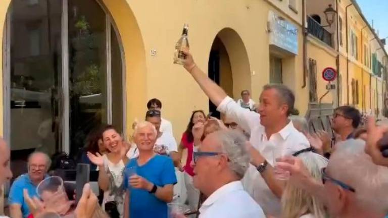 Missiroli esulta stappando lo spumante di fronte al suo comitato elettorale Missiroli esulta stappando lo spumante di fronte al suo comitato elettorale