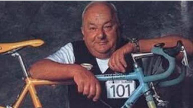 Dino Falconi con la bici del Pirata Marco Pantani Dino Falconi con la bici del Pirata Marco Pantani