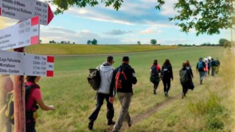 Camminatori su un sentieri nella zona del Rubicone Camminatori su un sentieri nella zona del Rubicone