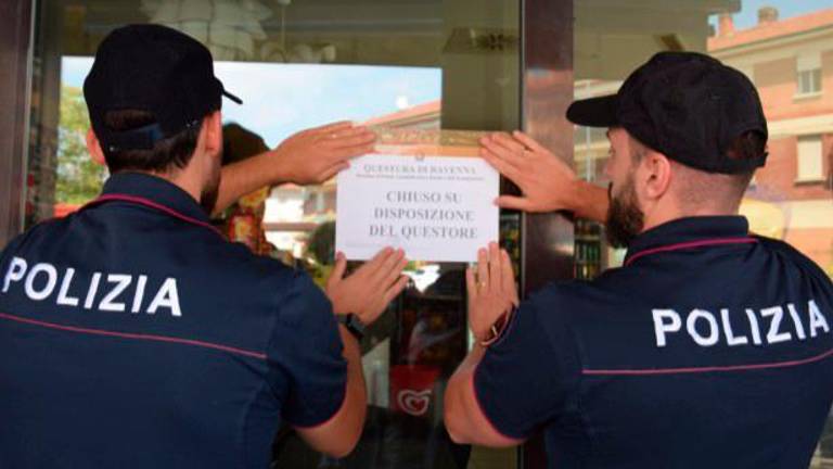 Ravenna, ritrovo di pregiudicati e teatro di un’aggressione: bar chiuso per 7 giorni Ravenna, ritrovo di pregiudicati e teatro di un’aggressione: bar chiuso per 7 giorni