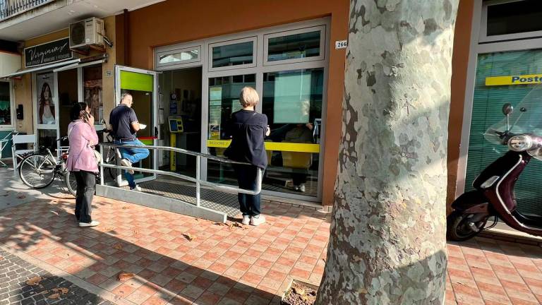 Clienti in fila all’esterno dell’ufficio postale 2 di viale Dante a Riccione Clienti in fila all’esterno dell’ufficio postale 2 di viale Dante a Riccione
