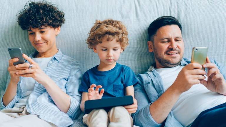 Smartphone e bambini, la Regione Emilia-Romagna insiste: “Bisogna limitarli, danno troppo stress” Smartphone e bambini, la Regione Emilia-Romagna insiste: “Bisogna limitarli, danno troppo stress”