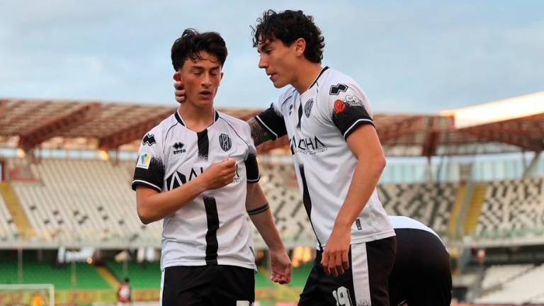 Alessandro Giovannini festeggiato da Enea Pitti dopo il gol-vittoria nel derby Cesena-Bologna del campionato Primavera (foto Gianmaria Zanotti) Alessandro Giovannini festeggiato da Enea Pitti dopo il gol-vittoria nel derby Cesena-Bologna del campionato Primavera (foto Gianmaria Zanotti)