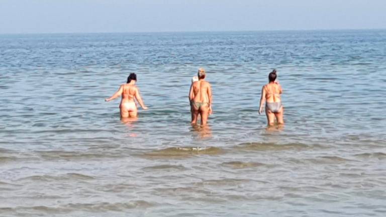 Anche ieri in tanti hanno fatto il bagno Anche ieri in tanti hanno fatto il bagno