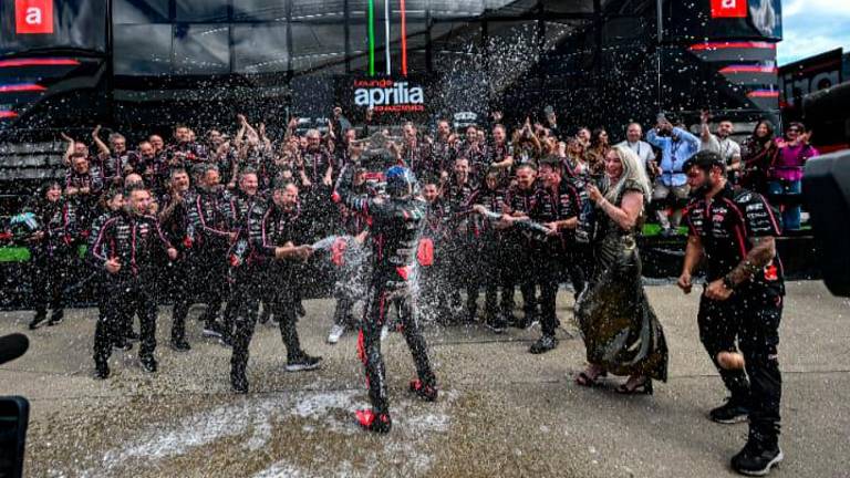 La festa del team Aprilia per Marco Bezzecchi La festa del team Aprilia per Marco Bezzecchi
