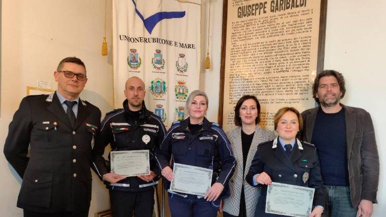 Da sinistra il Comandante Alessandro Scarpellini, l’assistente Antonio Belmonte, la sovrintendente Fabiola Tamburini, l’Assessora Tania Bocchini, l’ispettrice Katia Pierantozzi e il Presidente Filippo Giovannini Da sinistra il Comandante Alessandro Scarpellini, l’assistente Antonio Belmonte, la sovrintendente Fabiola Tamburini, l’Assessora Tania Bocchini, l’ispettrice Katia Pierantozzi e il Presidente Filippo Giovannini