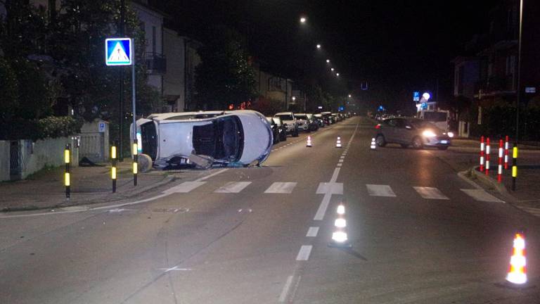 Ravenna, incidente: auto si ribalta nella notte, due giovani in ospedale Ravenna, incidente: auto si ribalta nella notte, due giovani in ospedale