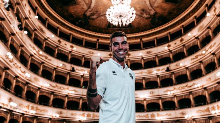 L’ingaggio di Giovanni Zaro è stato ufficializzato ieri: anche il difensore ha posato per i primi scatti in bianconero all’interno del Teatro Bonci foto cesena fc L’ingaggio di Giovanni Zaro è stato ufficializzato ieri: anche il difensore ha posato per i primi scatti in bianconero all’interno del Teatro Bonci foto cesena fc