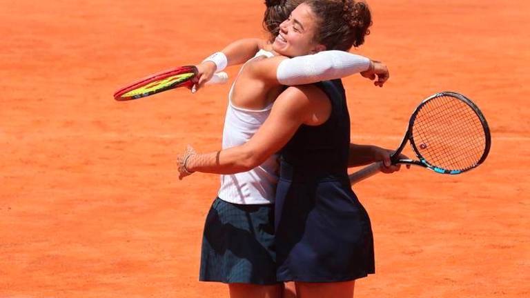 Tennis, Errani-Paolini travolgenti: sono in finale a Parigi Tennis, Errani-Paolini travolgenti: sono in finale a Parigi