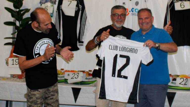 Longiano, in 200 alla festa del Cesena club creato dal prete tifoso: tra gli invitati anche Berti e Ciervo Longiano, in 200 alla festa del Cesena club creato dal prete tifoso: tra gli invitati anche Berti e Ciervo