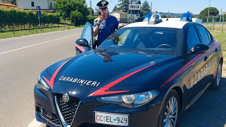 Imola, scoperto con l’hashish e un manganello telescopico di metallo in auto Imola, scoperto con l’hashish e un manganello telescopico di metallo in auto