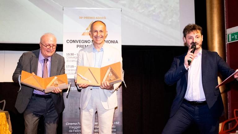 Il ceo Loris Zanelli mentre ritira un riconoscimento dalle mani di Salvatore Limuti fondatore del premio Agorà e Walter Klinkon conduttore della serata. Il ceo Loris Zanelli mentre ritira un riconoscimento dalle mani di Salvatore Limuti fondatore del premio Agorà e Walter Klinkon conduttore della serata.