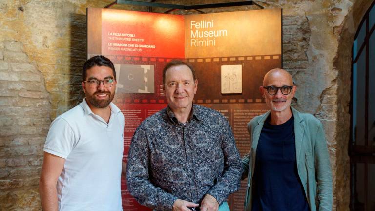 Rimini, Kevin Spacey arriva in bici a sorpresa e visita il Museo Fellini GALLERY Rimini, Kevin Spacey arriva in bici a sorpresa e visita il Museo Fellini GALLERY