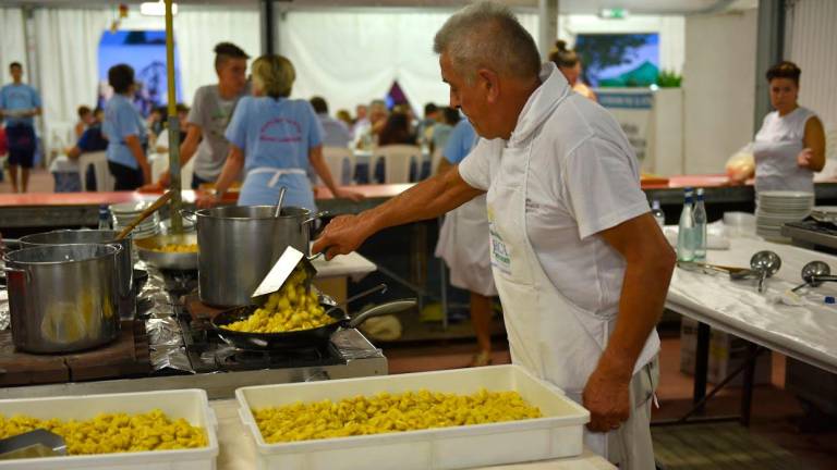 Pronti 340 chili di cappelletti a favore dello Ior: a Massa Lombarda la sagra benefica più gustosa che ci sia Pronti 340 chili di cappelletti a favore dello Ior: a Massa Lombarda la sagra benefica più gustosa che ci sia