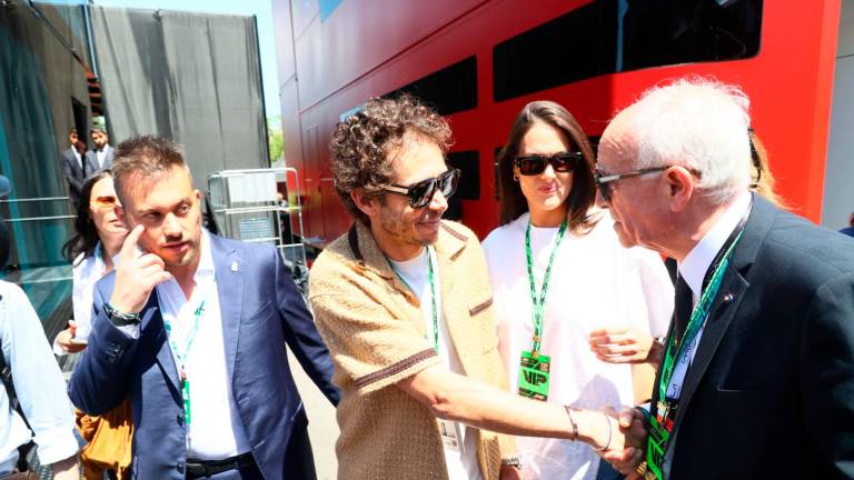 Formula uno, tanti gli ospiti al paddock, sportivi, chef, politici e la regina è Brignone in stampelle GALLERY Formula uno, tanti gli ospiti al paddock, sportivi, chef, politici e la regina è Brignone in stampelle GALLERY