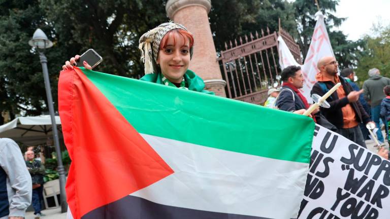 In più di 300 alla manifestazione per la pace tra Israele e Palestina in centro a Cesena In più di 300 alla manifestazione per la pace tra Israele e Palestina in centro a Cesena