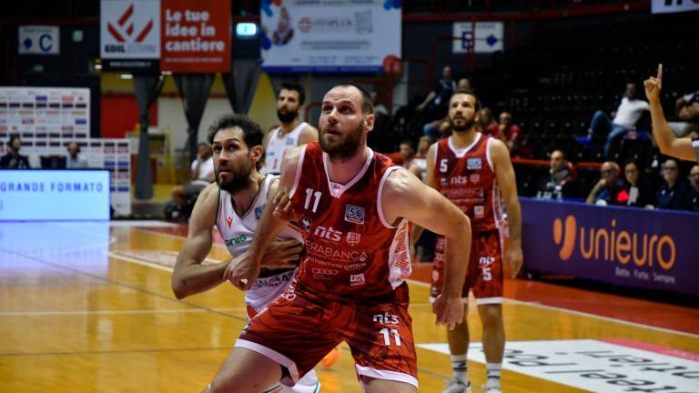 Stefano Masciadri contro Davide Pascolo nel derby Unieuro Forlì-RivieraBanca Rimini dei play-off (foto Fabio Blaco) Stefano Masciadri contro Davide Pascolo nel derby Unieuro Forlì-RivieraBanca Rimini dei play-off (foto Fabio Blaco)