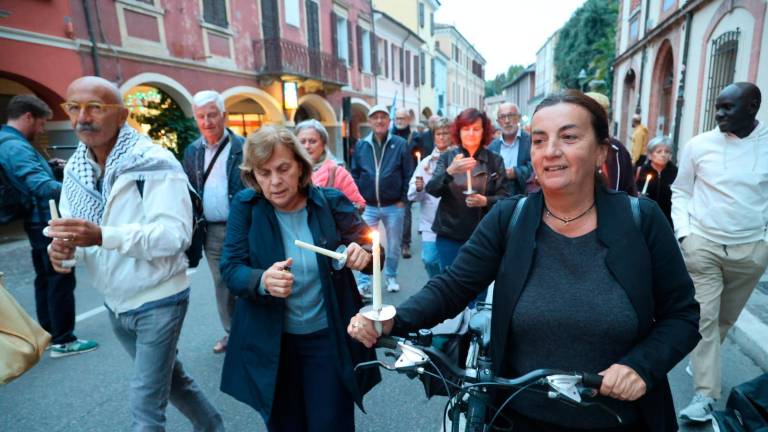 In più di 300 alla manifestazione per la pace tra Israele e Palestina in centro a Cesena In più di 300 alla manifestazione per la pace tra Israele e Palestina in centro a Cesena