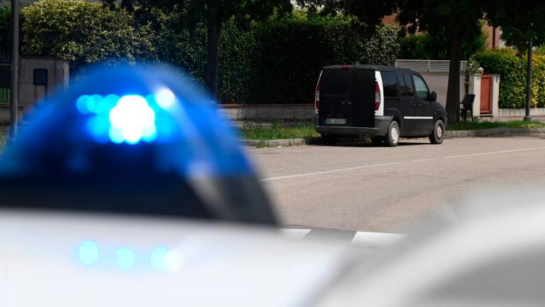L’auto sospetta in viale Spazzoli (foto e video Fabio Blaco) L’auto sospetta in viale Spazzoli (foto e video Fabio Blaco)